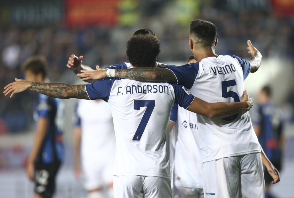 Felipe Anderson de la Lazio celebra con sus compañeros tras anotar durante el partido de la Serie A italiana contra el Atalanta, en Bérgamo, Italia, el domingo 23 de octubre de 2022. (Spada/LaPresse via AP)