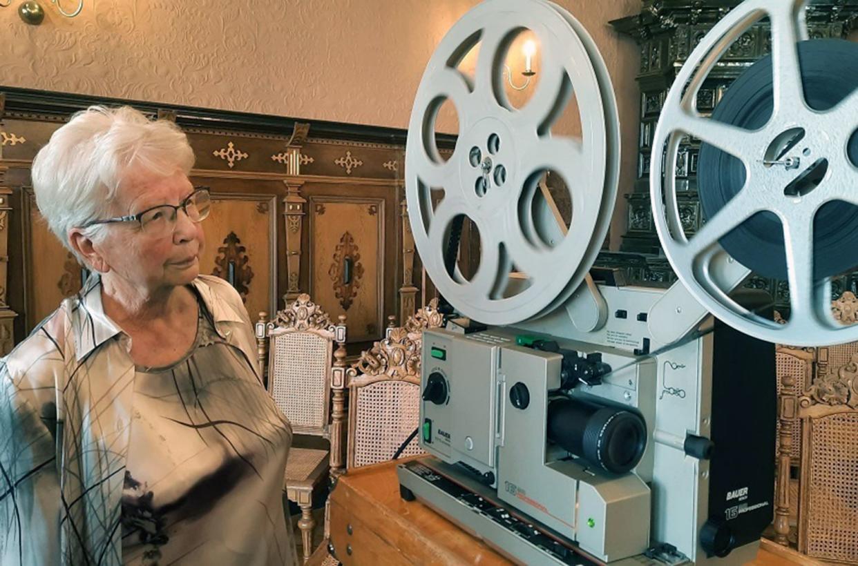 Die ehemalige Lehrerin Helga Klinger schaut sich 60 Jahre alte Filme von der Städtepartnerschaft Oschatz-Vénissieux im Rathaussaal der Stadt Oschatz an: In ihrer Heimatstadt begleitete sie jahrelang regelmäßig Delegationen aus Frankreich. (Bild: ARTE / Helga Klinger)