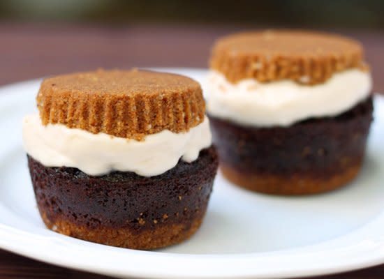 <strong>Get the <a href="http://www.52kitchenadventures.com/2011/06/15/smores-cupcake-ice-cream-sandwiches/" target="_hplink">S'mores Cupcake Ice Cream Sandwiches recipe</a> by 52 Kitchen Adventures</strong>