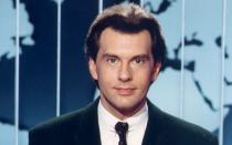 1988 bis 1993 war Franz Laake als Sprecher der "tagesschau" aktiv. Nach einer Schönheits-Operation war er nicht mehr im Fernsehen zu sehen: Durch die Narben wurde sein Gesicht entstellt, wodurch er bei Castings fürs Fernsehen abgelehnt wurde und sich nicht mehr vor der Kamera zeigte. (Bild: NDR/ Gita Mundry)