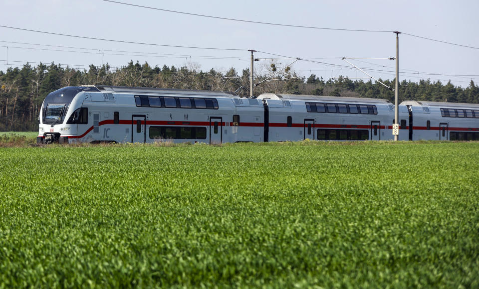 Ab Dezember dieses Jahres will die Deutsche Bahn Bordbistros in Intercity-Zügen abschaffen. - Copyright: picture alliance / Jochen Eckel | Jochen Eckel