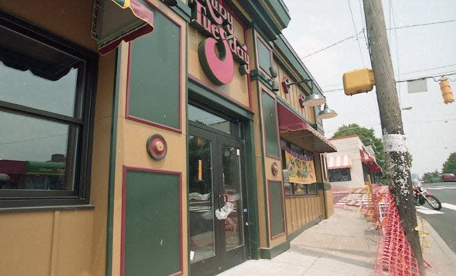 The Ruby Tuesday restaurant at 17th Street and Cumberland Avenue in 1998.