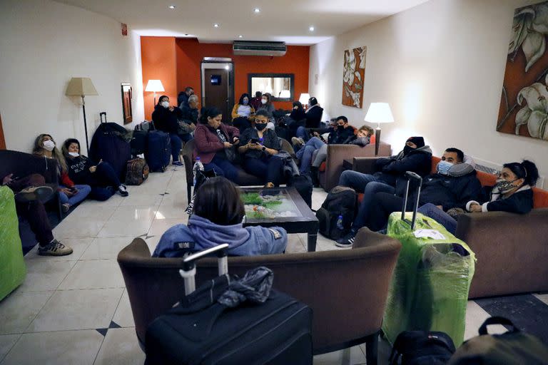 Algunos de los ciudadanos venezolanos a la espera de noticias en el hall de un hotel porteño