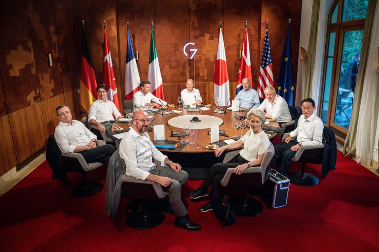 26 June 2022, Bavaria, Elmau: (L-Clockwise) Italian Prime Minister Mario Draghi, Canadian Prime Minister Justin Trudeau, French President Emmanuel Macron, German Chancellor Olaf Scholz, US President Joe Biden, Uk Prime Minister Boris Johnson, Japanese Prime Minister Fumio Kishida, European Commission Preisdnet Ursula von der Leyen and European Council President Charles Michel attend the working dinner at the G7 Summit at Schloss Elmau. Photo: Michael Kappeler/dp