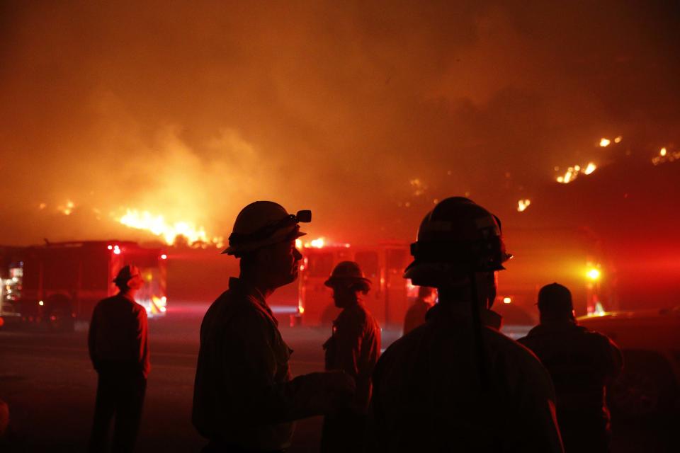 <p>Feuerwehrmänner kämpfen in einem Wohngebiet gegen das Lauffeuer, das sich entlang der Autobahn im kalifornischen Ventura ausbreitet. Durch die sogenannten „Santa-Ana-Winde“ nehmen die Waldbrände nordwestlich von Los Angeles ein extremes Ausmaß an. Zehntausende Menschen mussten evakuiert werden. (Bild: AP Photo/Jae C. Hong) </p>