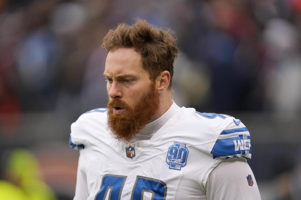 Detroit Lions long snapper Jake McQuaide (43) takes the field against the Chicago Bears.