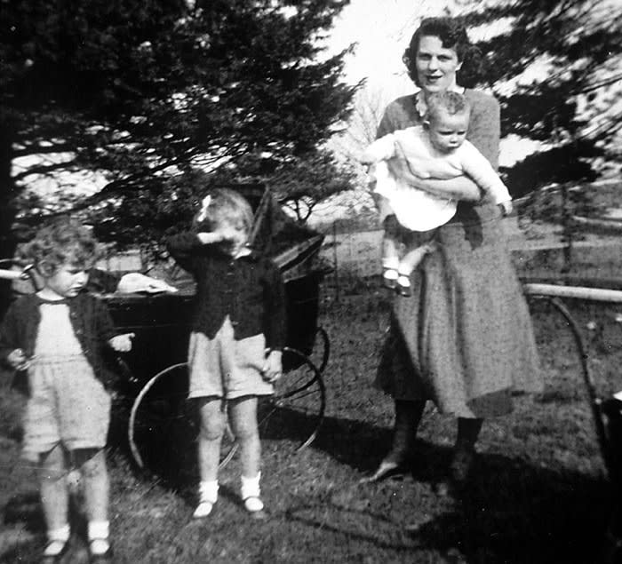 Camilla junto a su madre y sus hermanos 