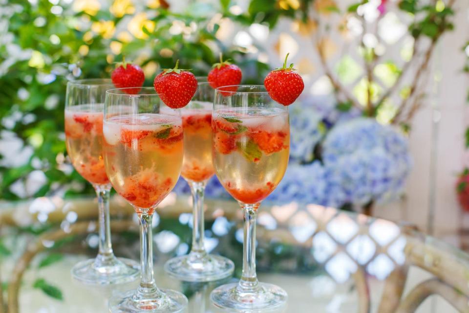 <p>Wenn Sie einen sommerlichen Drink zum Anstoßen suchen, liegen Sie mit Erdbeer-Sekt genau richtig: Geben Sie ein paar frische oder tiefgefrorene Erdbeeren in ein Sektglas und füllen Sie es mit Prosecco auf. Bei frischen Erdbeeren ergänzen Sie noch ein, zwei Eiswürfel. Fertig! (Bild: iStock / romrodinka)</p> 