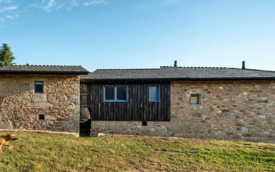 El resultado es esta casa de pueblo ideal de dos plantas y una superficie total de 150 metros cuadrados. (Foto: <a href="http://plpa.es/es/projects/rehabilitacion-vivienda-castromao/#!prettyPhoto[Gallery]/0/" rel="nofollow noopener" target="_blank" data-ylk="slk:PLP ATELIER;elm:context_link;itc:0;sec:content-canvas" class="link ">PLP ATELIER</a>).