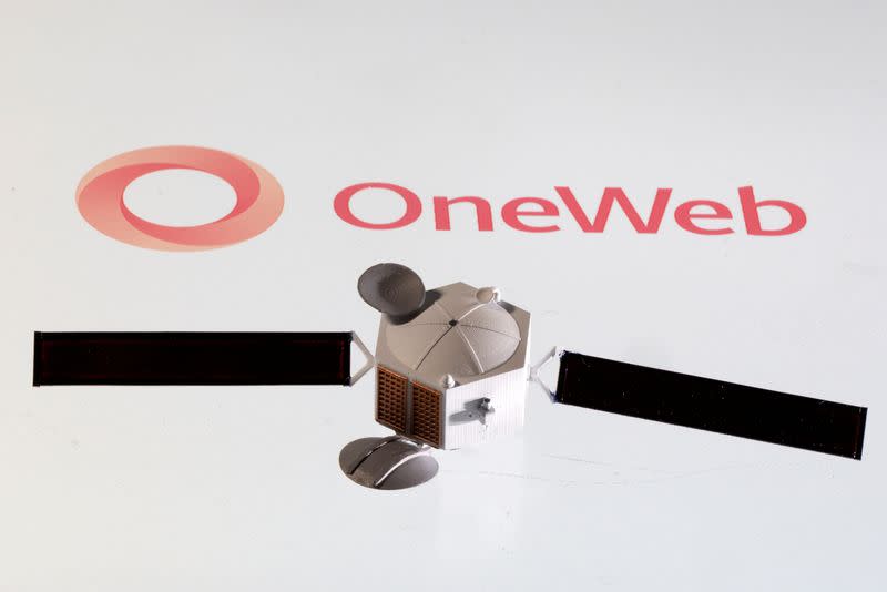 FOTO DE ARCHIVO: Un modelo de satélite sobre el logotipo de OneWeb