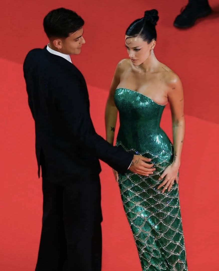 El campeón del mundo y la cantante desfilaron por la alfombra roja del Festival de Cannes (Foto: Instagram @orianasabatini)