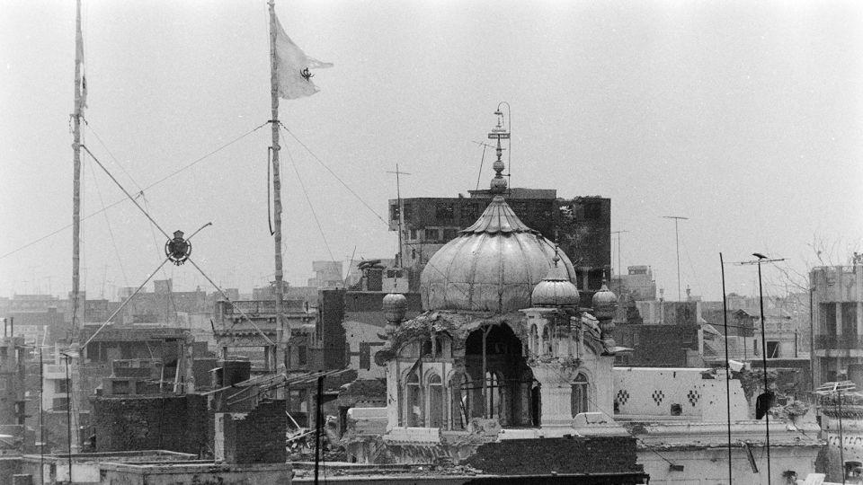 The first photos of the damaged Akal Takhat after the army action named Operation Blue Star on the sikh Golden Temple complex in Amritsar, June 9, 1984. - Sondeep Shankar/Hulton Archive/Getty Images