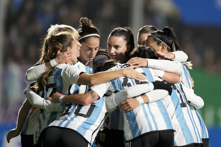 Festejo de las jugadoras argentinas en el encuentro amistoso frente a Perú, en la previa del Mundial