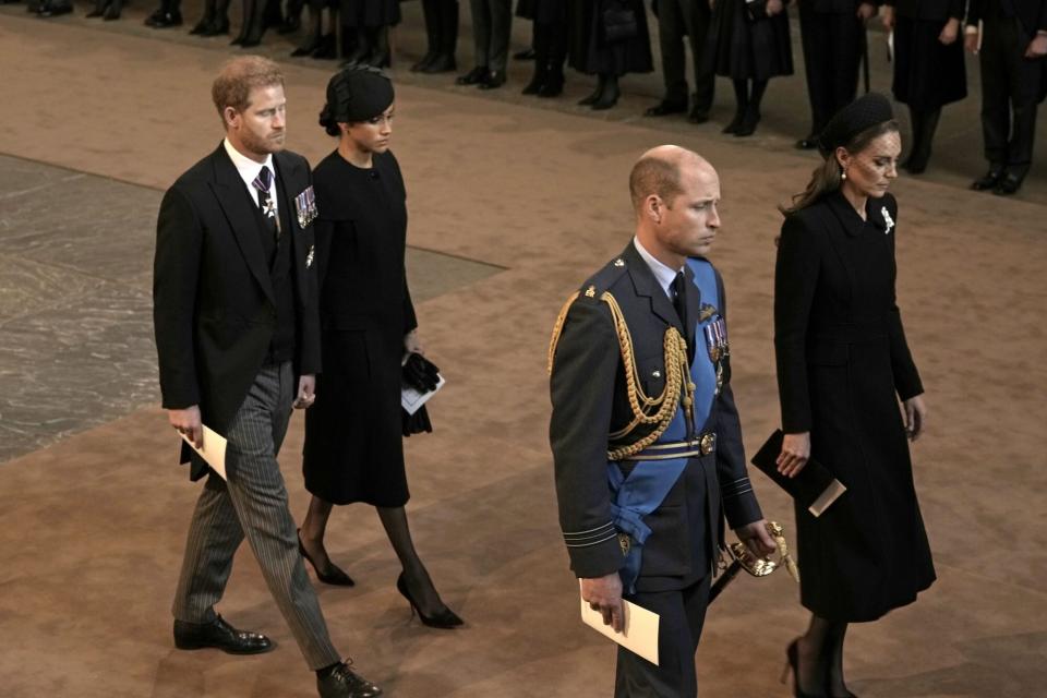 Nariman El-Mofty - WPA Pool/Getty Images       Los duques de Sussex y los príncipes de Gales el pasado miércoles durante el recibimiento del féretro de Isabel II.  