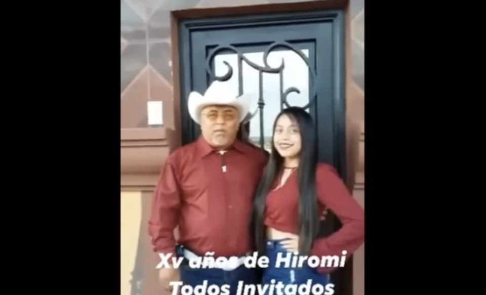 Hiromi con su padre, quien hizo la invitación