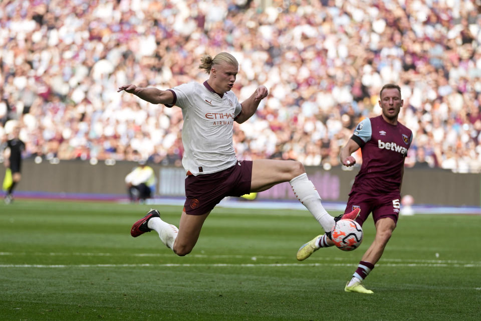 Erling Haaland del Manchester City intenta disparar a a gol en el encuentro de la Liga Premier ante el West Ham el sábado 16 de septiembre del 2023. (AP Foto/Kin Cheung)