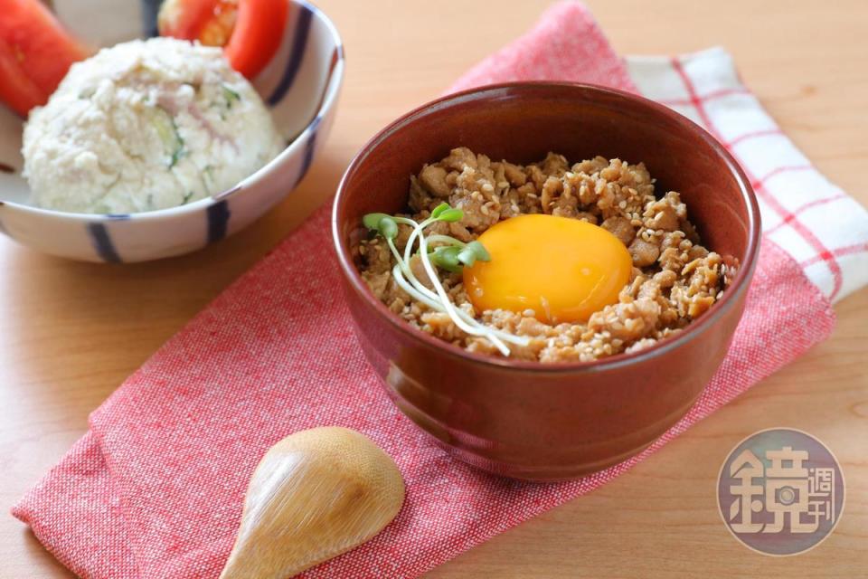 「雞肉醬親子飯」是將雞絞肉用日本濃醬油熬煮，與生蛋黃一起拌著吃，滑口醇香。（90元／碗）