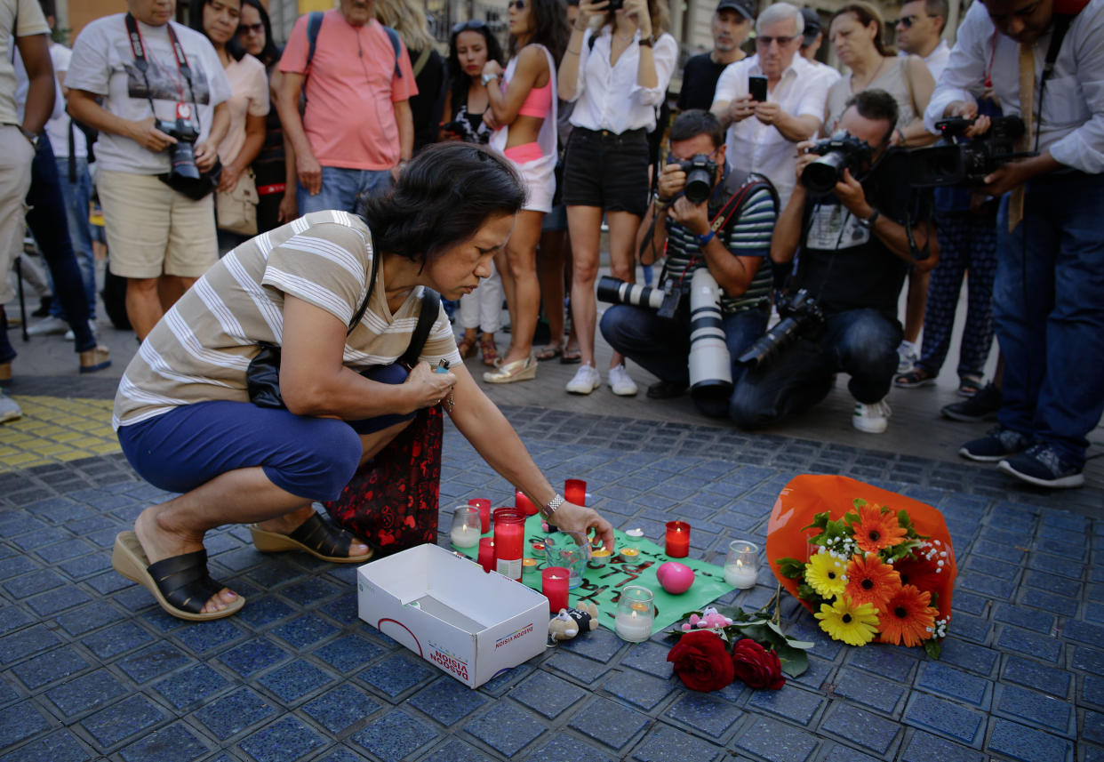 Der Schock über den schrecklichen Terror-Anschlag in Barcelona sitzt tief. Trauernde legen Blumen zum Gedenken an die Opfer nieder. (Bild: AP Photos/ Manu Fernandez)