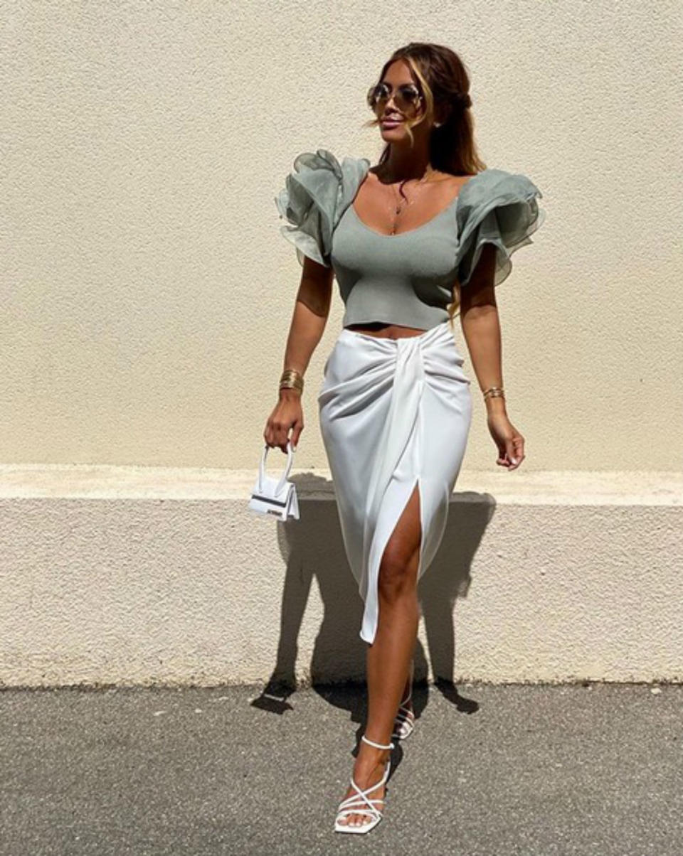 Esta <em>influencer</em> francesa se la puso en abril para crear un original look de invitada con minibolso incluido. (Foto: Instagram / <a href="https://www.instagram.com/p/B_K_aqSoo4j/" rel="nofollow noopener" target="_blank" data-ylk="slk:@inspi.by.loan;elm:context_link;itc:0;sec:content-canvas" class="link ">@inspi.by.loan</a>)