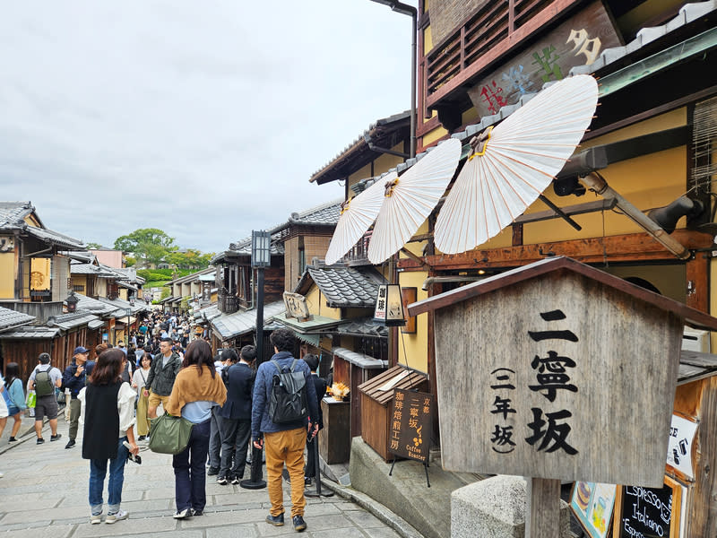 日本麻疹未大流行  疾管署：無須搶打疫苗 日本近期因麻疹境外移入引發航空器群聚及機場個 案，衛生福利部疾病管制署15日表示，日本疫情未流 行，一般出國民眾現階段無須搶打麻疹疫苗，避免讓 自費疫苗快速用罄、影響高風險工作等人員需求。圖 為京都二寧坂。 中央社記者陳婕翎攝  113年3月15日 