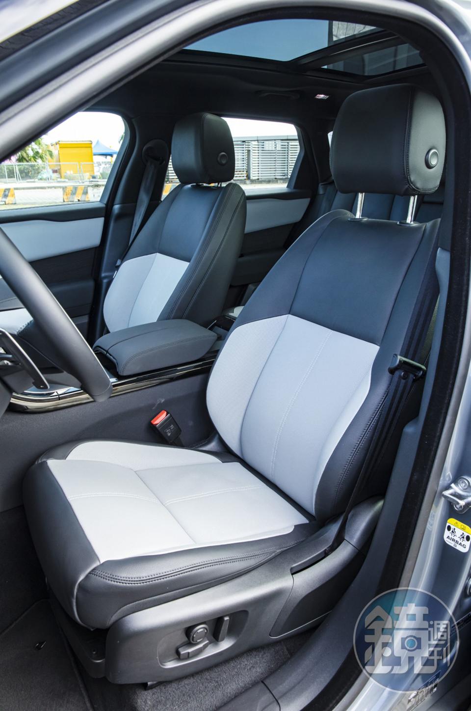 試駕車選配淺灰/黑雙色座椅，具備電調與通風/加熱功能。