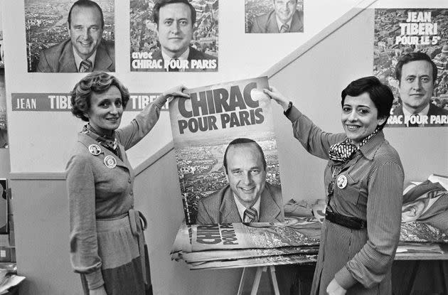 Jacques Chirac a été élu maire de Paris en 1977 (on voit ici Bernadette Chirac et Xavière Tibéri tenir une de ses affiches de campagne). 54 ans plus tard, un quai à son nom a été inauguré dans la capitale.  (Photo: Jacques Pavlovsky via Getty Images)