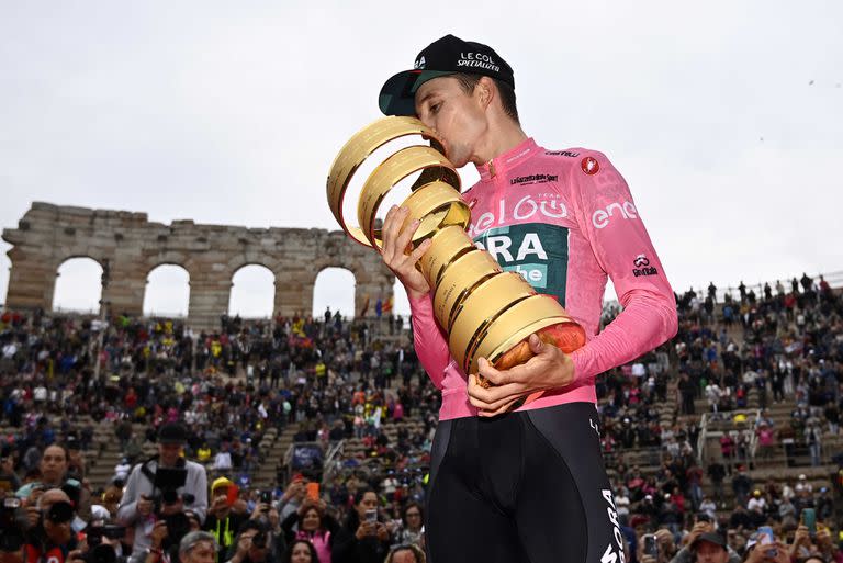 El australiano Jai Hindley besa el trofeo tras consagrarse en el Giro de Italia 2022