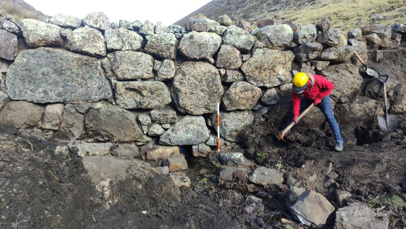 En los Andes peruanos, agricultores recurren a represas prehispánicas para combatir escasez de agua