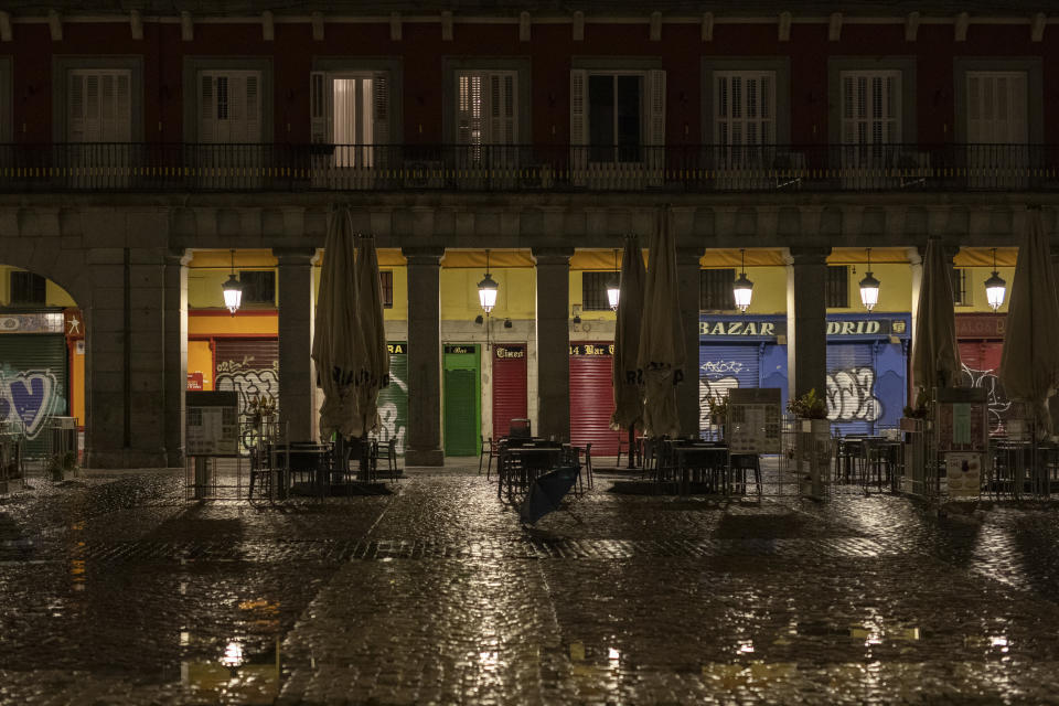 La Plaza Mayor de Madrid sin gente durante el toque de queda para frenar los contagios. (Photo by Pablo Blazquez Dominguez/Getty Images)