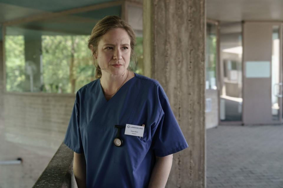 Clara Horn (Julia Jentsch) ist nach langer Kinderpause als Krankenschwester zurück im stressigen Klinikalltag. (Bild: RTL / Stefan Erhard)
