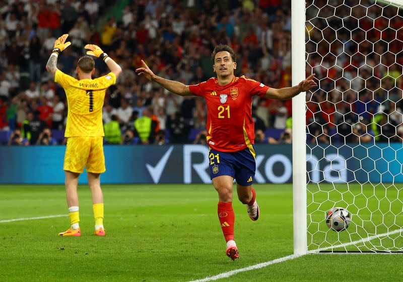 Foto del domingo de Mikel Oyarzabal celebrando tras marcar el gol del triunfo en la final de la Eurocopa