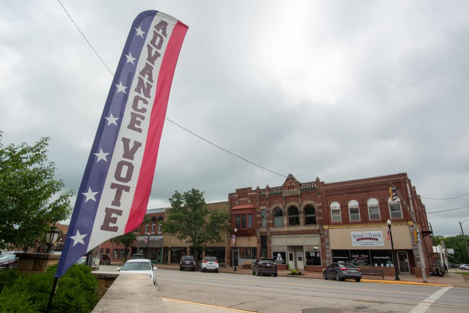 Advance voting signs inform Jackson County residents of the location to cast their ballots in the county courthouse.