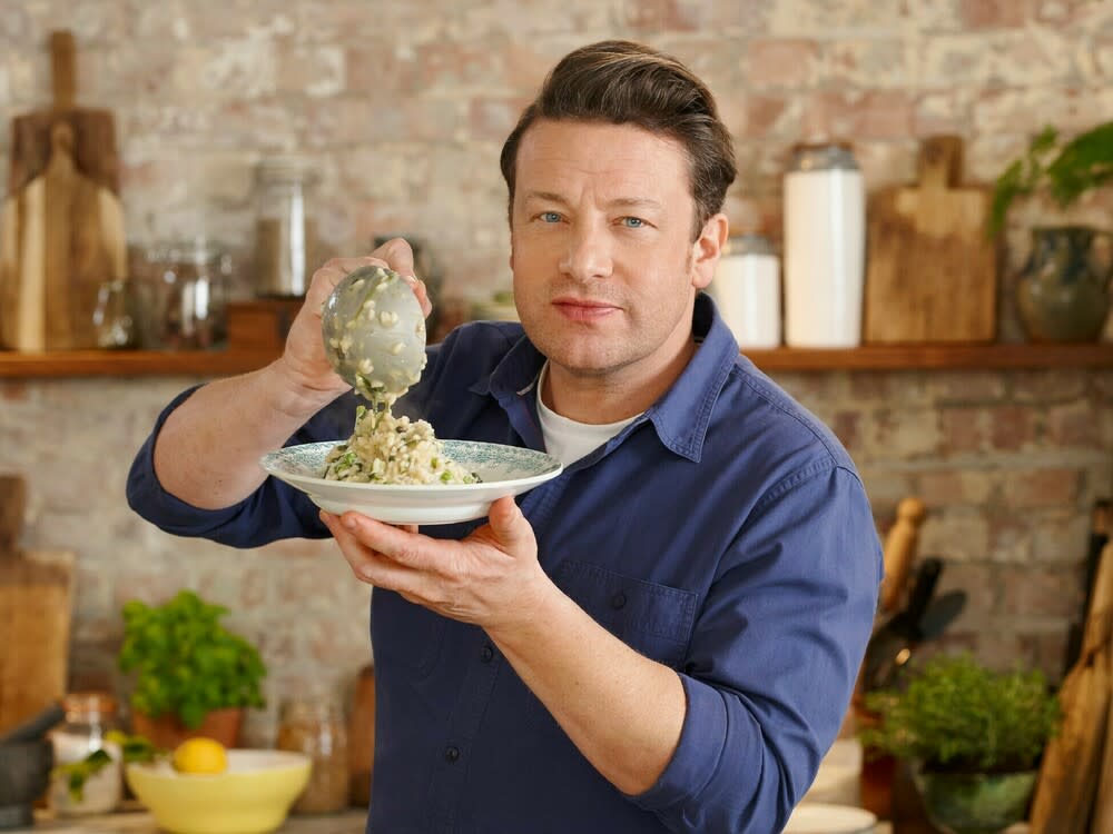 Starkoch Jamie Oliver präsentiert seine Arbeit (Bild: TVNOW / 2020 Jamie Oliver Enterprises ltd. Photographer Paul Stuart)