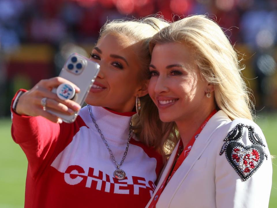 Tavia and Gracie Hunt take a selfie before an NFL game between the Las Vegas Raiders and Kansas City Chiefs on Dec 12, 2021