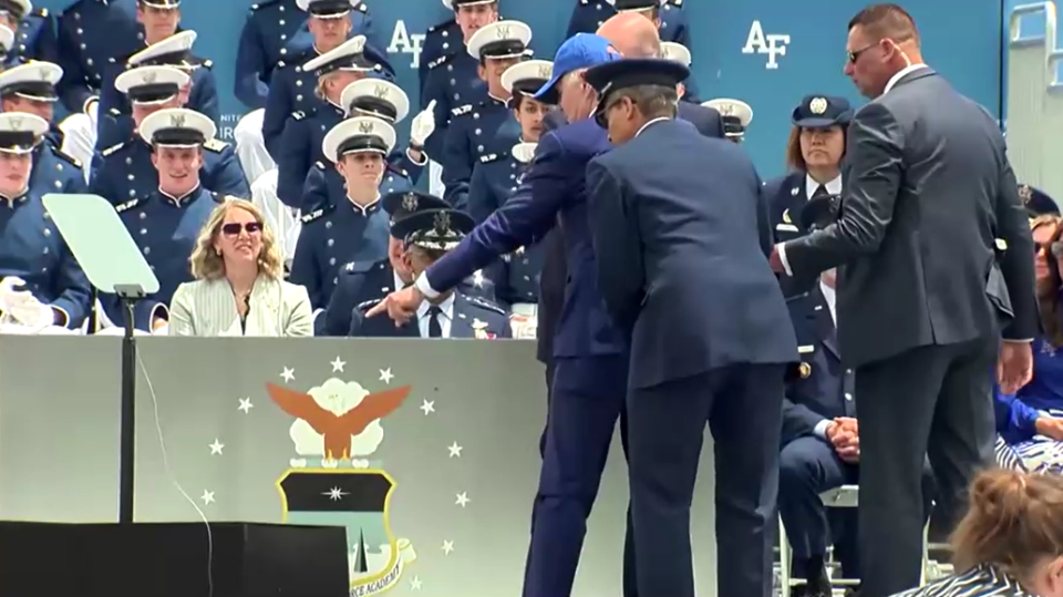 美國總統拜登在空軍官校畢業典禮講台上被絆倒。翻攝影片