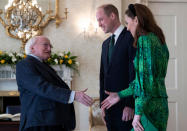 <a href="https://www.elle.fr/People/La-vie-des-people/News/Le-prince-William-et-Kate-Middleton-malaise-en-Irlande-sur-le-Megxit#xtor=AL-541" rel="nofollow noopener" target="_blank" data-ylk="slk:Voir la suite des photos sur ELLE.fr;elm:context_link;itc:0;sec:content-canvas" class="link ">Voir la suite des photos sur ELLE.fr</a><br><h3> A lire aussi </h3><ul><li><a href="https://www.elle.fr/People/La-vie-des-people/News/Kate-Middleton-le-prince-William-complices-pour-leur-soiree-au-theatre#xtor=AL-541" rel="nofollow noopener" target="_blank" data-ylk="slk:Kate Middleton le prince William complices pour leur soirée au théâtre;elm:context_link;itc:0;sec:content-canvas" class="link ">Kate Middleton le prince William complices pour leur soirée au théâtre </a></li><li><a href="https://www.elle.fr/People/La-vie-des-people/News/Kate-Middleton-son-traumatisme-a-la-naissance-du-prince-George#xtor=AL-541" rel="nofollow noopener" target="_blank" data-ylk="slk:Kate Middleton : son traumatisme à la naissance du prince George;elm:context_link;itc:0;sec:content-canvas" class="link ">Kate Middleton : son traumatisme à la naissance du prince George</a></li><li><a href="https://www.elle.fr/People/La-vie-des-people/News/Kate-Middleton-cet-etonnant-dessert-sur-lequel-elle-craque-systematiquement-3854423#xtor=AL-541" rel="nofollow noopener" target="_blank" data-ylk="slk:Kate Middleton : cet étonnant dessert sur lequel elle craque systématiquement !;elm:context_link;itc:0;sec:content-canvas" class="link ">Kate Middleton : cet étonnant dessert sur lequel elle craque systématiquement !</a></li><li><a href="https://www.elle.fr/People/La-vie-des-people/News/Kate-Middleton-fait-fondre-les-fans-avec-un-cliche-inedit-de-la-princesse-Charlotte-3850825#xtor=AL-541" rel="nofollow noopener" target="_blank" data-ylk="slk:Kate Middleton fait fondre les fans avec un cliché inédit de la princesse Charlotte;elm:context_link;itc:0;sec:content-canvas" class="link ">Kate Middleton fait fondre les fans avec un cliché inédit de la princesse Charlotte</a></li><li><a href="https://www.elle.fr/Astro/Horoscope/Quotidien#xtor=AL-541" rel="nofollow noopener" target="_blank" data-ylk="slk:Consultez votre horoscope sur ELLE;elm:context_link;itc:0;sec:content-canvas" class="link ">Consultez votre horoscope sur ELLE</a></li></ul>