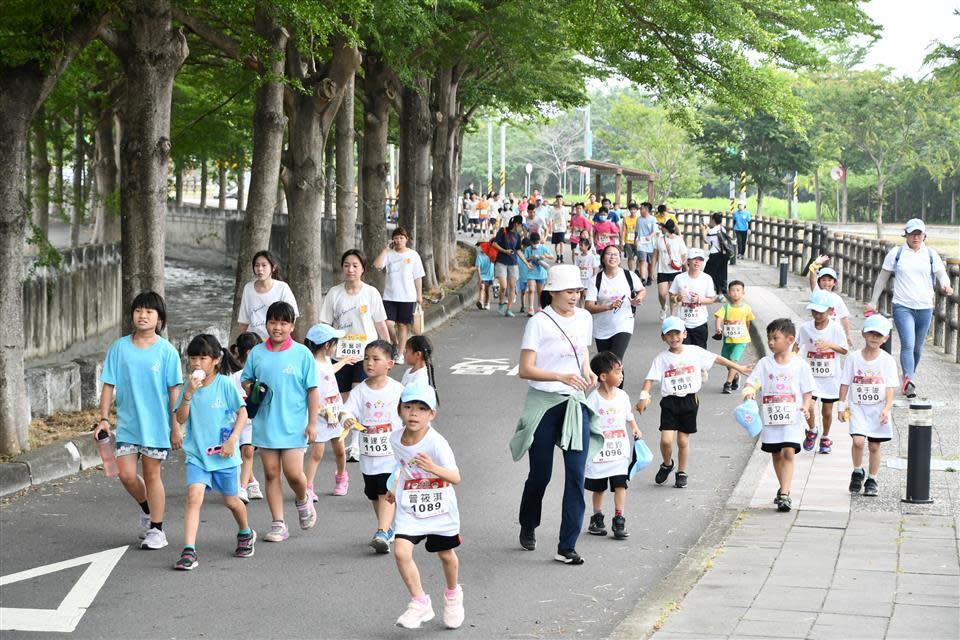 幼兒園學童們或跑或走參與活動（圖源：彰化縣政府）