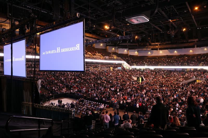 Inversionistas e invitados llenan la arena cuando llegan a la primera reunión anual en persona desde 2019 de Berkshire Hathaway Inc en Omaha, Nebraska, EEUU