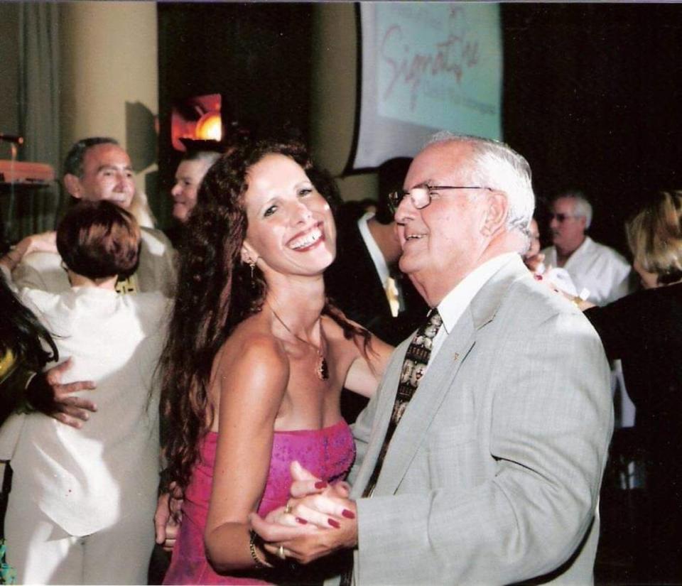 "Mi pareja de baile favorita". Patricia San Pedro compartió una foto en la que aparece con su padre, Antonio San Pedro, en la pista de baile del Hotel Biltmore cuando era copresidenta del evento March of Dimes Signature Chefs, alrededor de 2004.