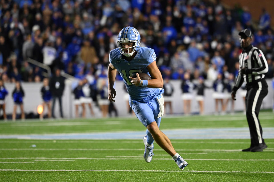 Nov 11, 2023; Chapel Hill, North Carolina, USA; North Carolina Tar Heels quarterback <a class="link " href="https://sports.yahoo.com/ncaaf/players/322656" data-i13n="sec:content-canvas;subsec:anchor_text;elm:context_link" data-ylk="slk:Drake Maye;sec:content-canvas;subsec:anchor_text;elm:context_link;itc:0">Drake Maye</a> (10) runs in the third quarter at Kenan Memorial Stadium. Mandatory Credit: Bob Donnan-USA TODAY Sports