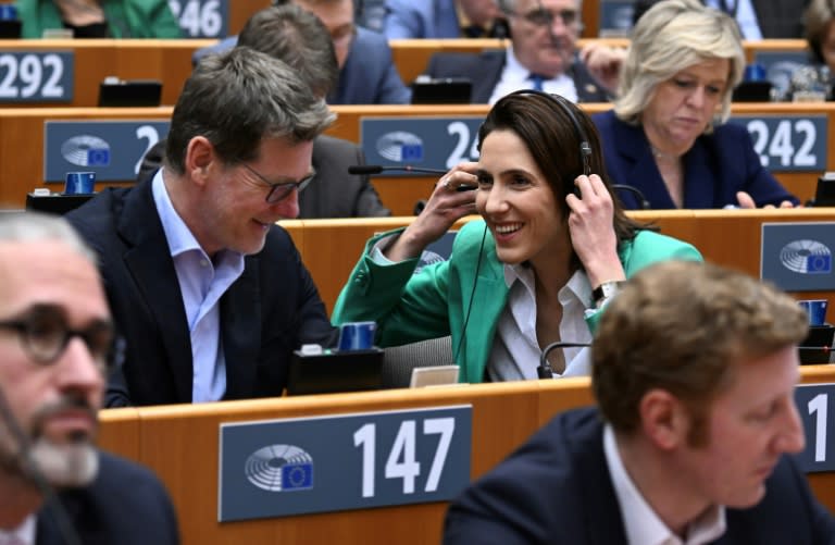 L'eurodéputé Pascal Canfin et Valérie Hayer au Parlement européen à Bruxelles, le 10 avril 2024 (JOHN THYS)