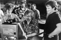 <p>La estrella tuvo la oportunidad de trabajar con Julia Roberts y a las órdenes de Steven Spielberg en 'Hook' (1991). Esta foto fue tomada en el set de la cinta, que se convirtió en un título de culto para toda una generación. (Foto: Columbia Tristar / Getty Images)</p> 