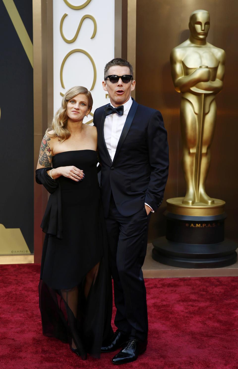 Actor Ethan Hawke and wife Ryan arrive at the 86th Academy Awards in Hollywood, California March 2, 2014. REUTERS/Lucas Jackson (UNITED STATES TAGS: ENTERTAINMENT) (OSCARS-ARRIVALS)