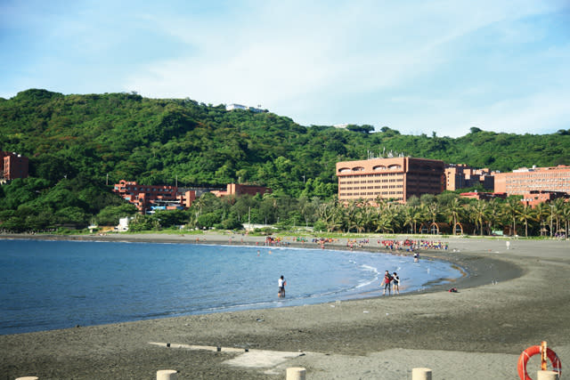 位於中山大學校園內的西子灣海水浴場是炎炎夏日踏浪戲水消暑的好去處，平整沙灘、椰林搖曳充滿熱帶南洋風情。