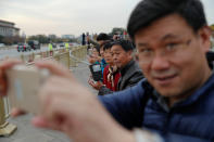 <p>People try to get a glimpse of President Donald Trump as his motorcade passes by Tiananmen square in Beijing, China, Nov. 8, 2017. (Photo: Damir Sagolj/Reuters) </p>