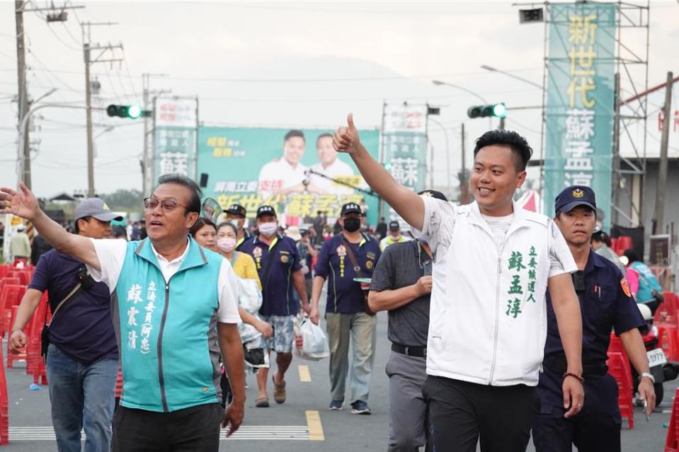 無黨籍屏東二選區立委候選人蘇孟淳16日在東港鎮成立競選總部，父親蘇震清站台輔選重提去年民進黨縣長黨內初選分裂一事，呼籲支持者一定要支持兒子。（謝佳潾攝）