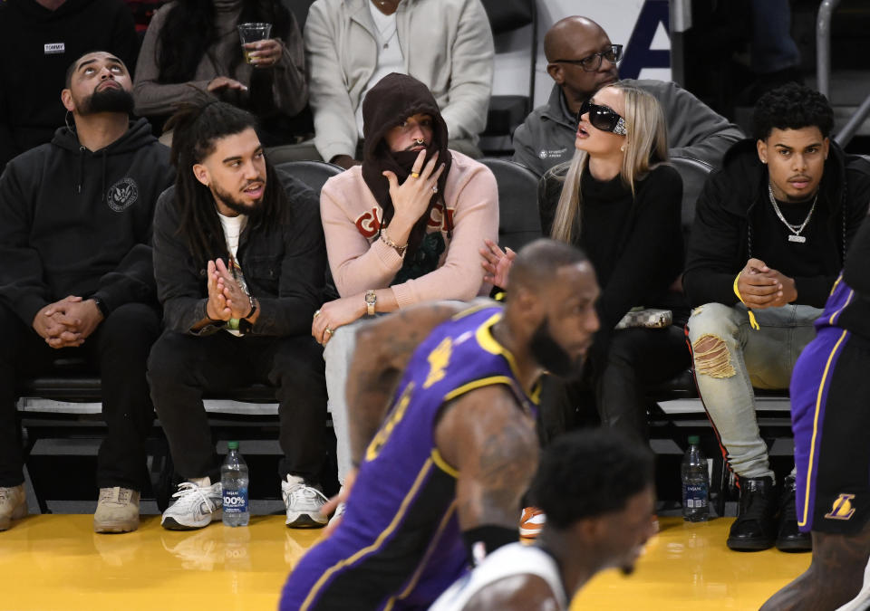 Bad Bunny en un juego de basketball en el Crypto.com Arena 2023 en Los Angeles, California. (Photo by Kevork Djansezian/Getty Images)