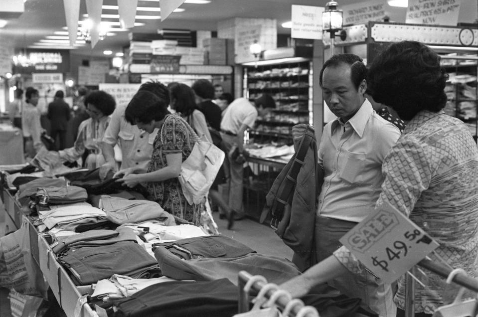 1977 年 6 月，座落於德輔道中的連卡佛百貨要搬舖清貨，準備遷往皇后大道中。顧客唔執輸，把握最後機會到門市買特價貨。 (Photo by Chan Kiu/South China Morning Post via Getty Images)