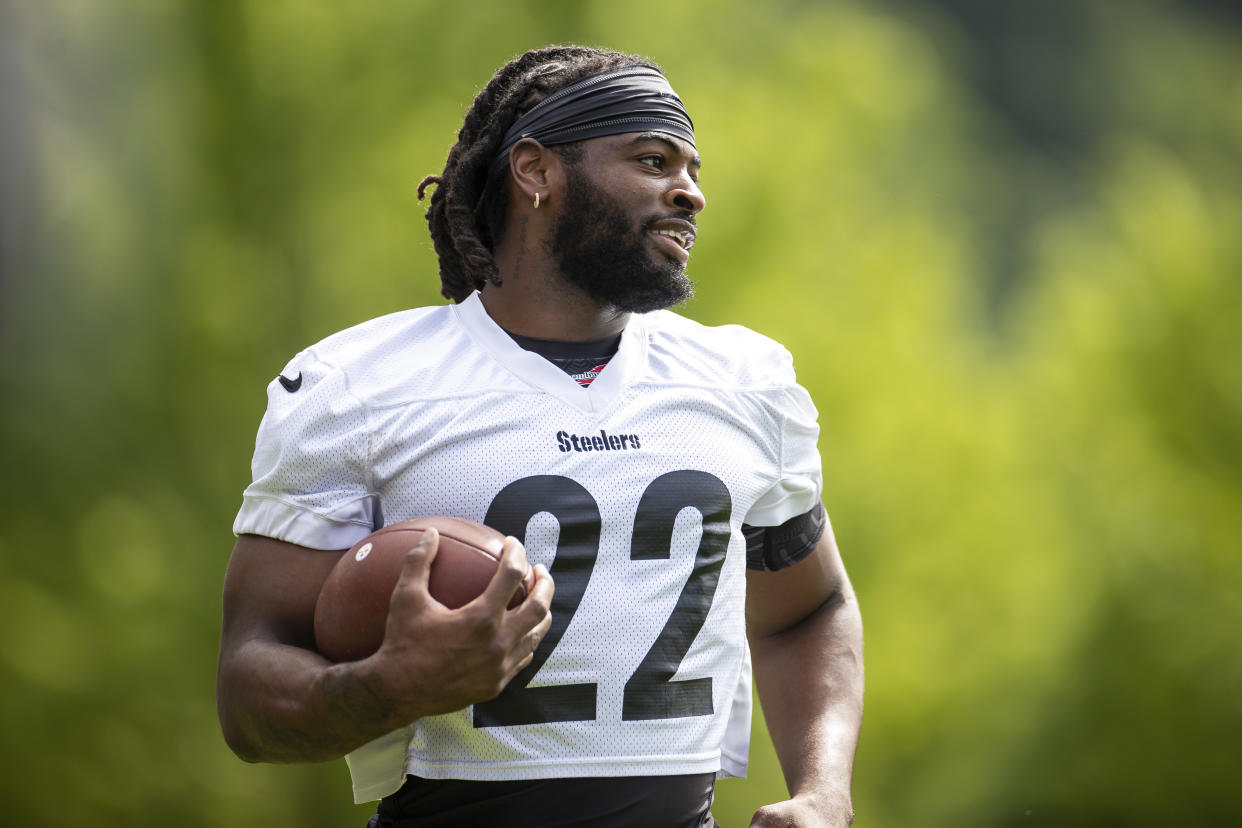 PITTSBURGH, PA - MAY 25: Pittsburgh Steelers running back Najee Harris (22) takes part in a drill during the team's OTA practice on May 25, 2022, at the Steelers Practice Facility in Pittsburgh, PA. (Photo by Brandon Sloter/Icon Sportswire via Getty Images)