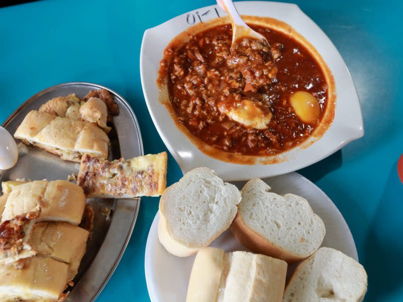 roti john - table of dishes